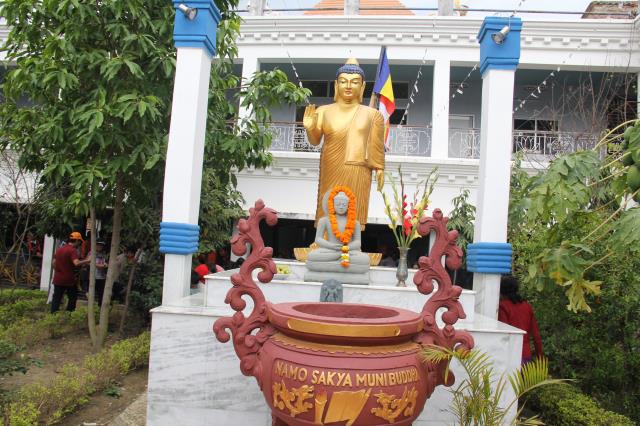 Quỹ Đạo Phật Ngày Nay tặng quà cho người nghèo nơi đất Phật tháng 3/2014