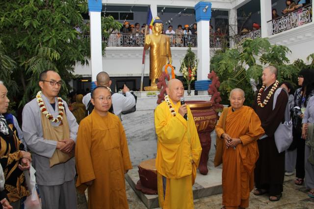 Quỹ Đạo Phật Ngày Nay tặng quà cho người nghèo nơi đất Phật tháng 3/2014
