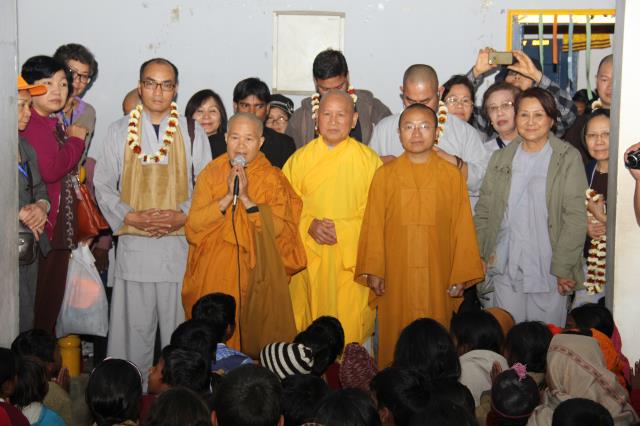 Quỹ Đạo Phật Ngày Nay tặng quà cho người nghèo nơi đất Phật tháng 3/2014