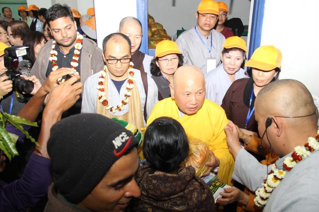 Quỹ Đạo Phật Ngày Nay tặng quà cho người nghèo nơi đất Phật tháng 3/2014