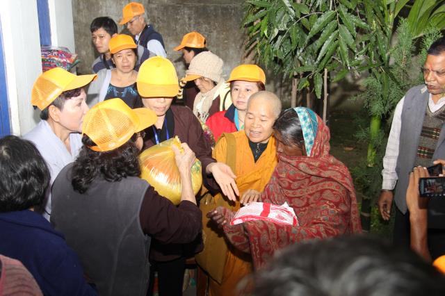 Quỹ Đạo Phật Ngày Nay tặng quà cho người nghèo nơi đất Phật tháng 3/2014