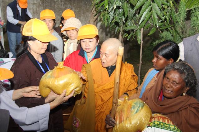 Quỹ Đạo Phật Ngày Nay tặng quà cho người nghèo nơi đất Phật tháng 3/2014