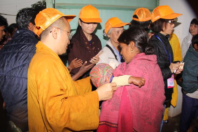 Quỹ Đạo Phật Ngày Nay tặng quà cho người nghèo nơi đất Phật tháng 3/2014