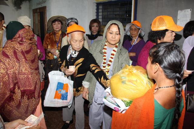 Quỹ Đạo Phật Ngày Nay tặng quà cho người nghèo nơi đất Phật tháng 3/2014