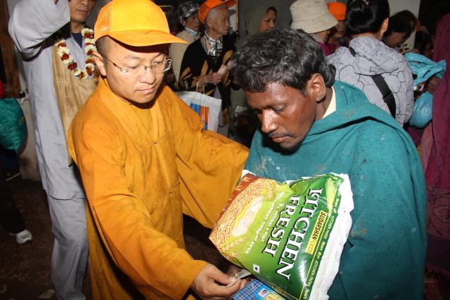 Quỹ Đạo Phật Ngày Nay tặng quà cho người nghèo nơi đất Phật tháng 3/2014