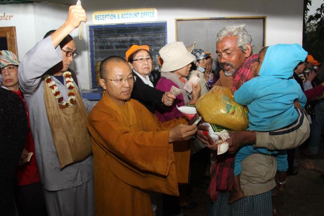 Quỹ Đạo Phật Ngày Nay tặng quà cho người nghèo nơi đất Phật tháng 3/2014