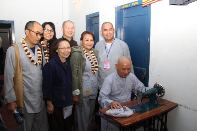 Quỹ Đạo Phật Ngày Nay tặng quà cho người nghèo nơi đất Phật tháng 3/2014