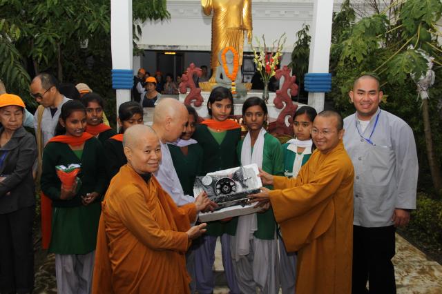 Quỹ Đạo Phật Ngày Nay tặng quà cho người nghèo nơi đất Phật tháng 3/2014