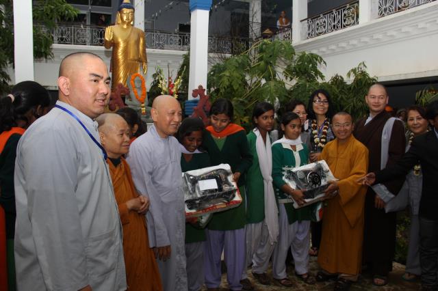 Quỹ Đạo Phật Ngày Nay tặng quà cho người nghèo nơi đất Phật tháng 3/2014