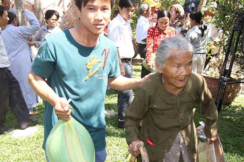 Quỹ Từ Thiện ĐPNN- Chương trình du lịch, nghe pháp và làm từ thiện tại Nha Trang