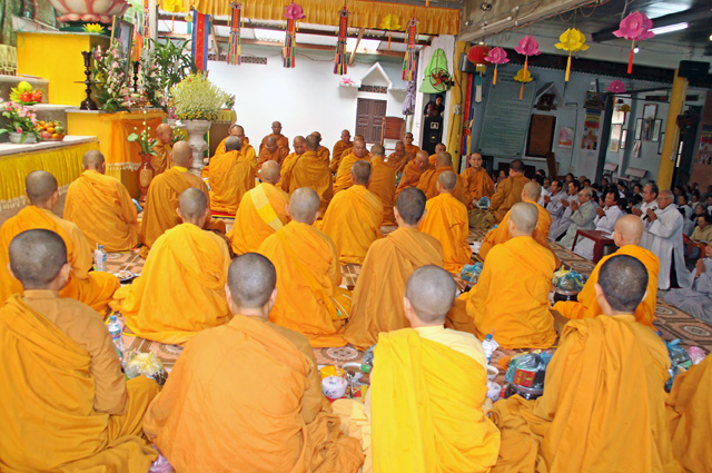 Đêm Hội Hoa Đăng Mừng Khánh Đản Đức Phật A-Di-Đà và Đại Đàn Trai Tăng - Tịnh Xá Ngọc Sơn – Bình Định