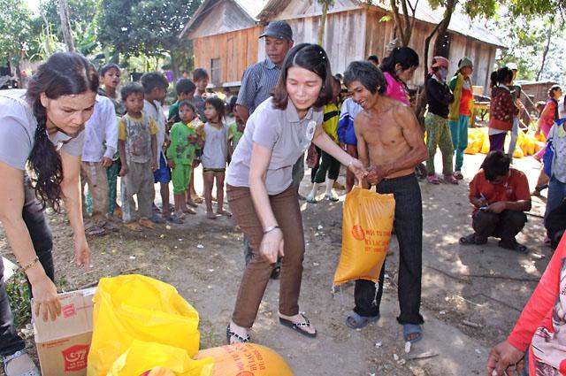 Phật Tử Gia Lai Từ Thiện Vùng Đồng Bào Khó Khăn