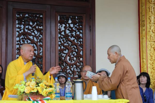 Quỹ Đạo Phật Ngày Nay tặng quà cho người nghèo nơi đất Phật tháng 3/2014