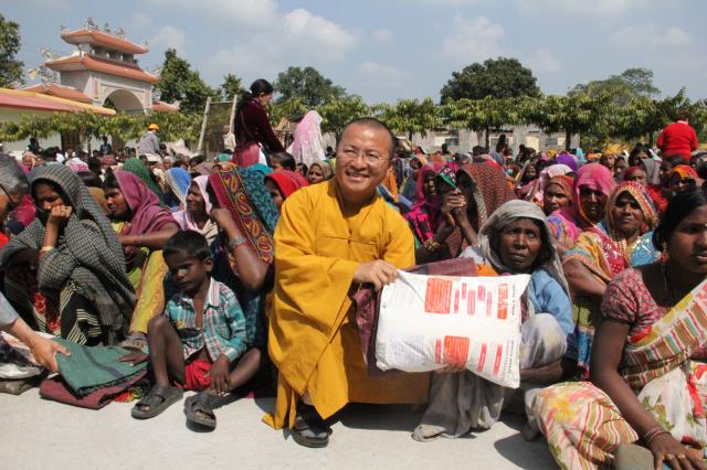 Quỹ Đạo Phật Ngày Nay tặng quà cho người nghèo nơi đất Phật tháng 3/2014