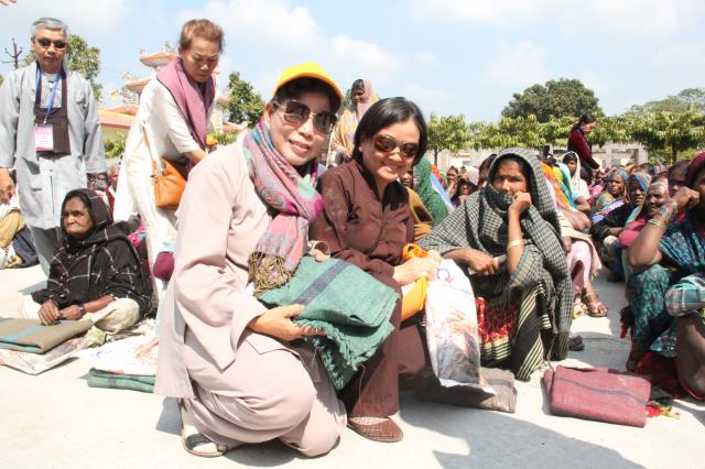 Quỹ Đạo Phật Ngày Nay tặng quà cho người nghèo nơi đất Phật tháng 3/2014