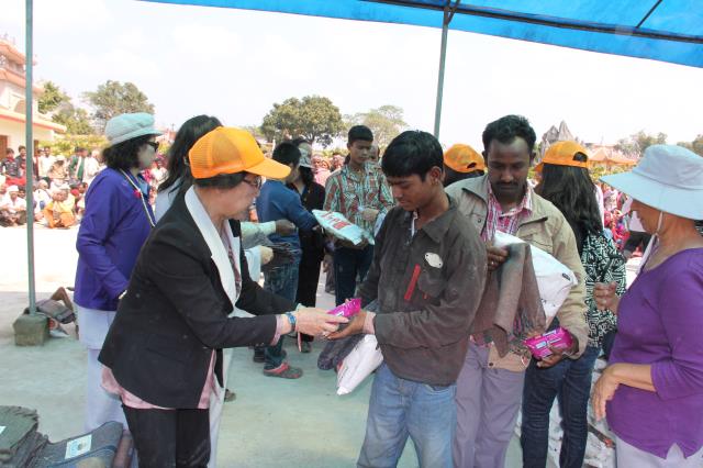 Quỹ Đạo Phật Ngày Nay tặng quà cho người nghèo nơi đất Phật tháng 3/2014