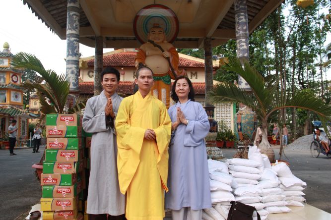 Đồng Tháp: Chùa Hoa Lâm chia sẻ tình thương đến mọi người