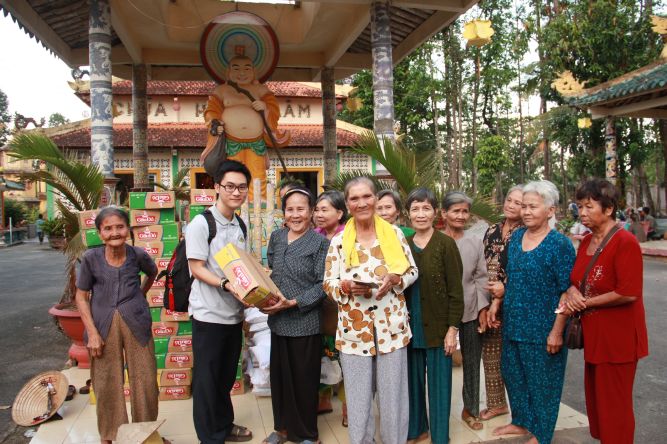 Đồng Tháp: Chùa Hoa Lâm chia sẻ tình thương đến mọi người