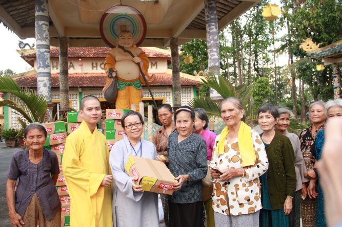 Đồng Tháp: Chùa Hoa Lâm chia sẻ tình thương đến mọi người
