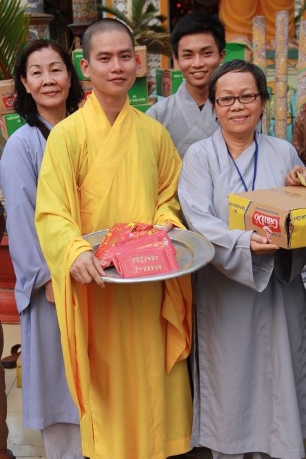Đồng Tháp: Chùa Hoa Lâm chia sẻ tình thương đến mọi người