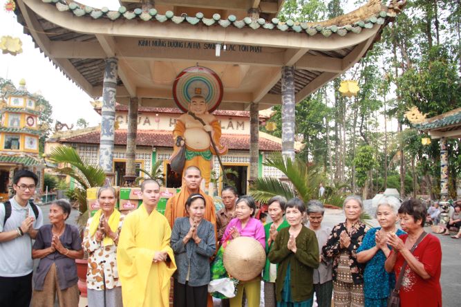 Đồng Tháp: Chùa Hoa Lâm chia sẻ tình thương đến mọi người