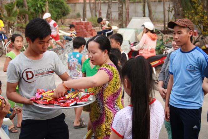 Đồng Tháp: Chùa Hoa Lâm chia sẻ tình thương đến mọi người