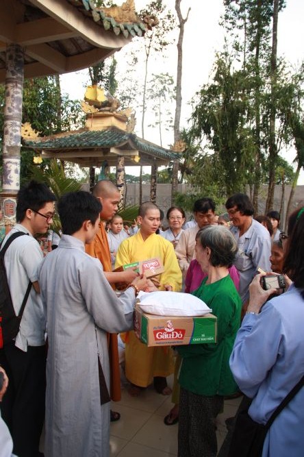 Đồng Tháp: Chùa Hoa Lâm chia sẻ tình thương đến mọi người