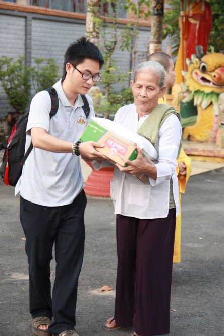 Đồng Tháp: Chùa Hoa Lâm chia sẻ tình thương đến mọi người