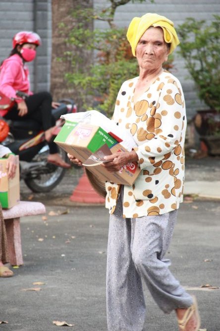 Đồng Tháp: Chùa Hoa Lâm chia sẻ tình thương đến mọi người