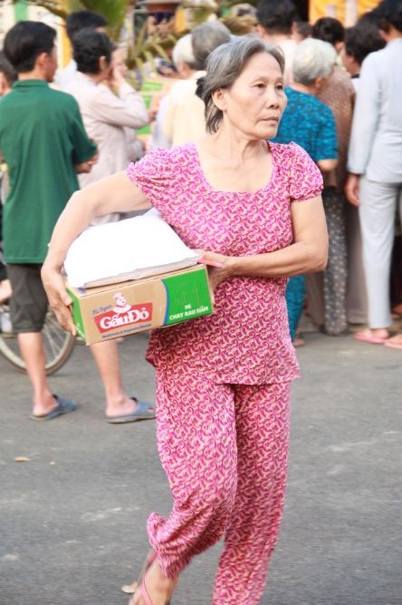 Đồng Tháp: Chùa Hoa Lâm chia sẻ tình thương đến mọi người