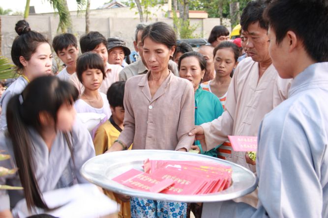 Đồng Tháp: Chùa Hoa Lâm chia sẻ tình thương đến mọi người