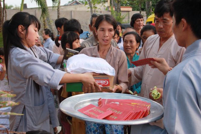 Đồng Tháp: Chùa Hoa Lâm chia sẻ tình thương đến mọi người