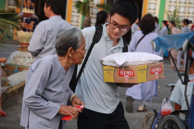 Đồng Tháp: Chùa Hoa Lâm chia sẻ tình thương đến mọi người