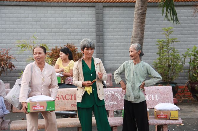 Đồng Tháp: Chùa Hoa Lâm chia sẻ tình thương đến mọi người