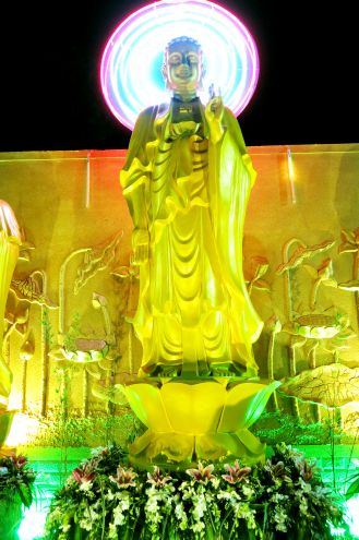 Đồng Tháp: Thiêng liêng, mầu nhiệm đêm hội hoa đăng tại chùa Hoa Lâm