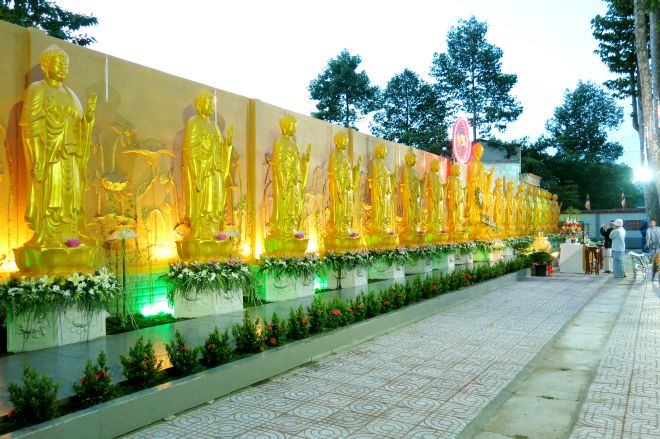 Đồng Tháp: Thiêng liêng, mầu nhiệm đêm hội hoa đăng tại chùa Hoa Lâm