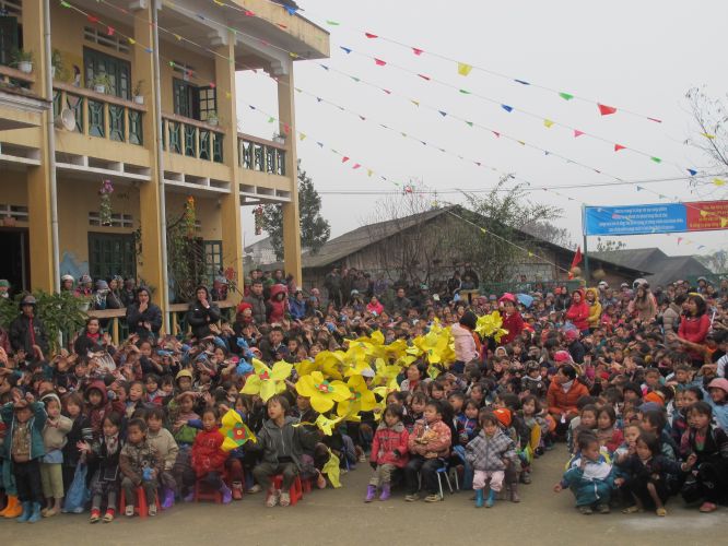 Lào Cai: Hội Khai Tâm và Hội 14 Chữ với chương trình thiện nguyện “Áo Ấm Yêu Thương”