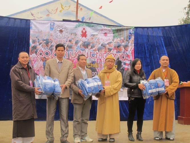 Lào Cai: Hội Khai Tâm và Hội 14 Chữ với chương trình thiện nguyện “Áo Ấm Yêu Thương”