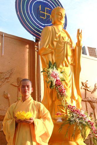 Đồng Tháp: Thiêng liêng, mầu nhiệm đêm hội hoa đăng tại chùa Hoa Lâm