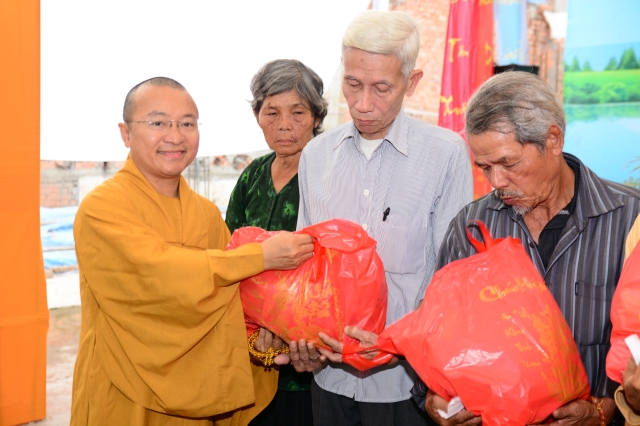 Quỹ Từ Thiện ĐPNN: Chương trình Quà Tết Yêu Thương 2014 đợt 3 tại chùa Giác Ngộ