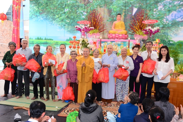 Quỹ Từ Thiện ĐPNN: Chương trình Quà Tết Yêu Thương 2014 đợt 3 tại chùa Giác Ngộ
