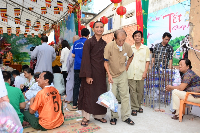 Quỹ Từ Thiện ĐPNN: Chương trình Quà Tết Yêu Thương 2014 đợt 3 tại chùa Giác Ngộ