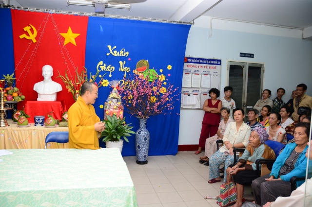 Quỹ Từ Thiện Đạo Phật Ngày Nay tặng quà tết cho các gia đình nghèo tại Phú Nhuận