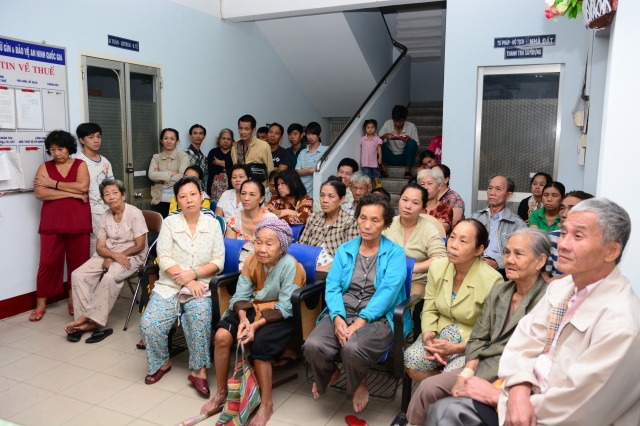 Quỹ Từ Thiện Đạo Phật Ngày Nay tặng quà tết cho các gia đình nghèo tại Phú Nhuận