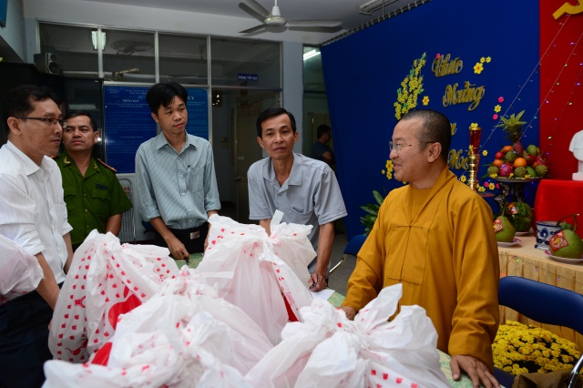 Quỹ Từ Thiện Đạo Phật Ngày Nay tặng quà tết cho các gia đình nghèo tại Phú Nhuận