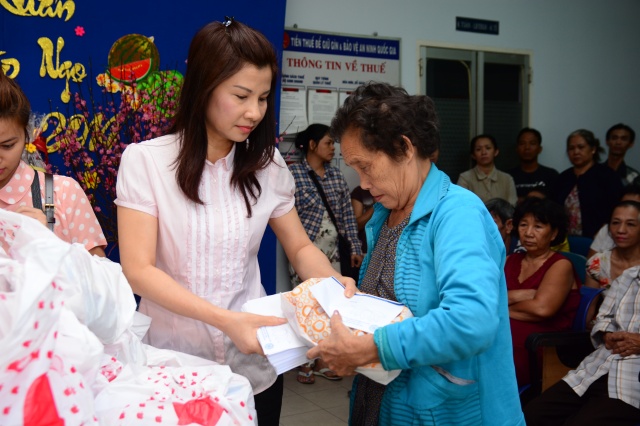 Quỹ Từ Thiện Đạo Phật Ngày Nay tặng quà tết cho các gia đình nghèo tại Phú Nhuận