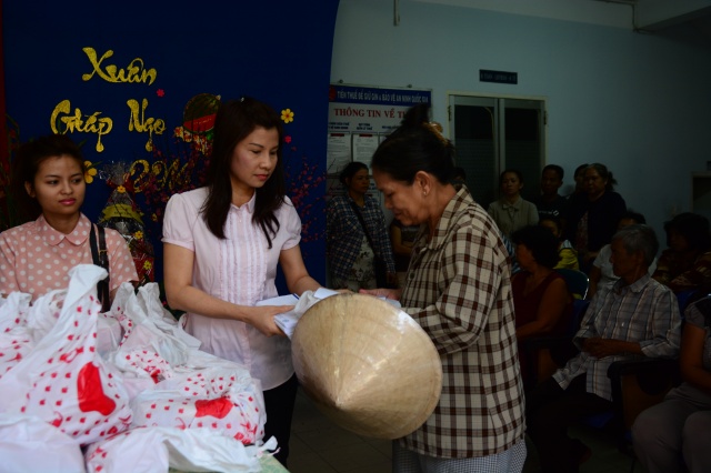 Quỹ Từ Thiện Đạo Phật Ngày Nay tặng quà tết cho các gia đình nghèo tại Phú Nhuận