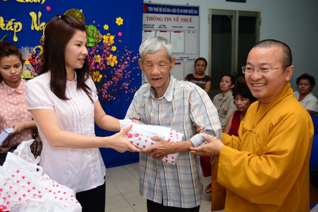 Quỹ Từ Thiện Đạo Phật Ngày Nay tặng quà tết cho các gia đình nghèo tại Phú Nhuận