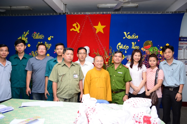 Quỹ Từ Thiện Đạo Phật Ngày Nay tặng quà tết cho các gia đình nghèo tại Phú Nhuận