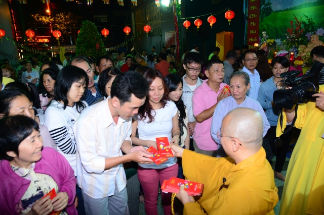 Chùm ảnh: Lễ đón giao thừa Giáp Ngọ 2014 tại chùa Giác Ngộ
